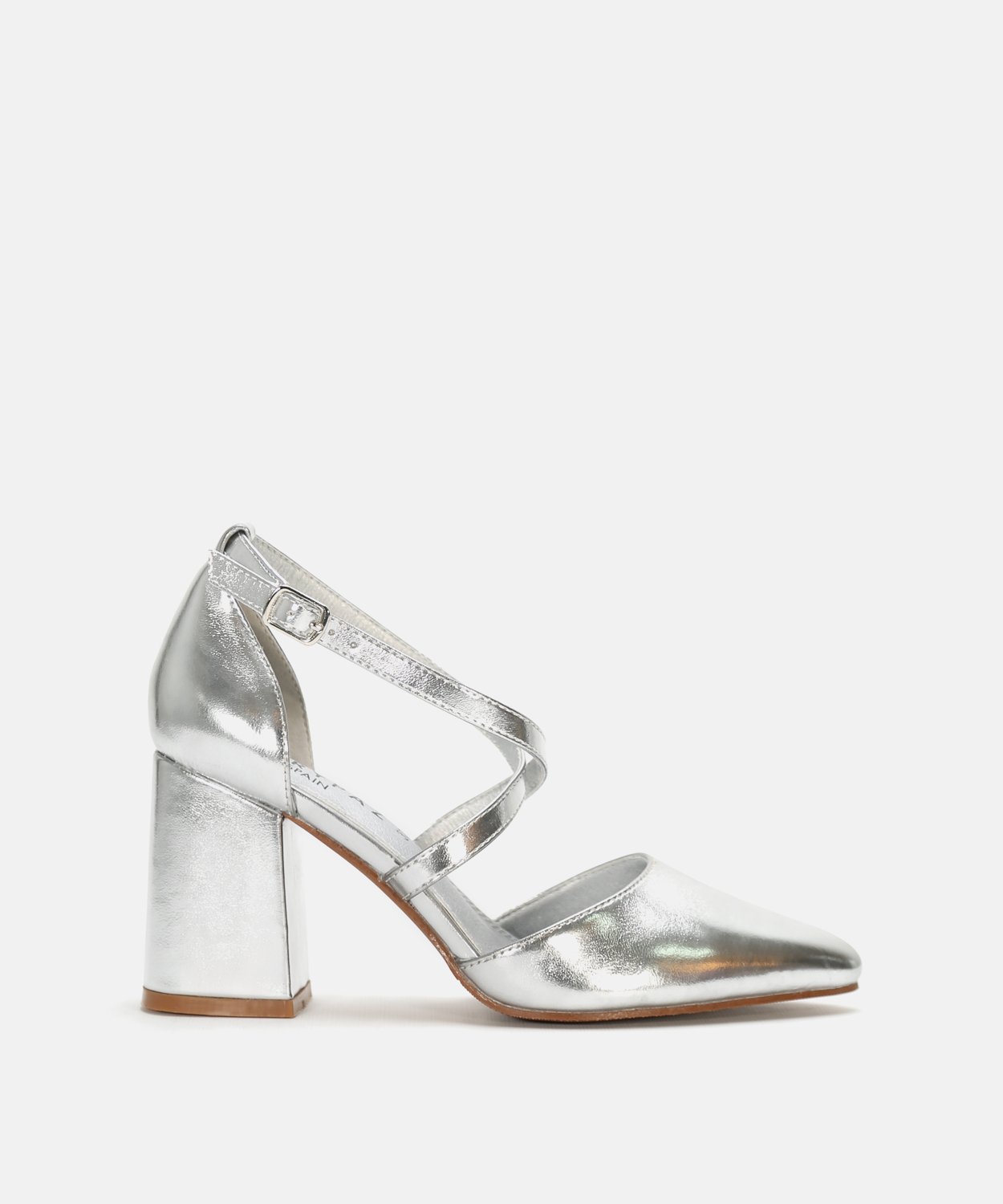 Sapato com salto e tiras cruzadas 